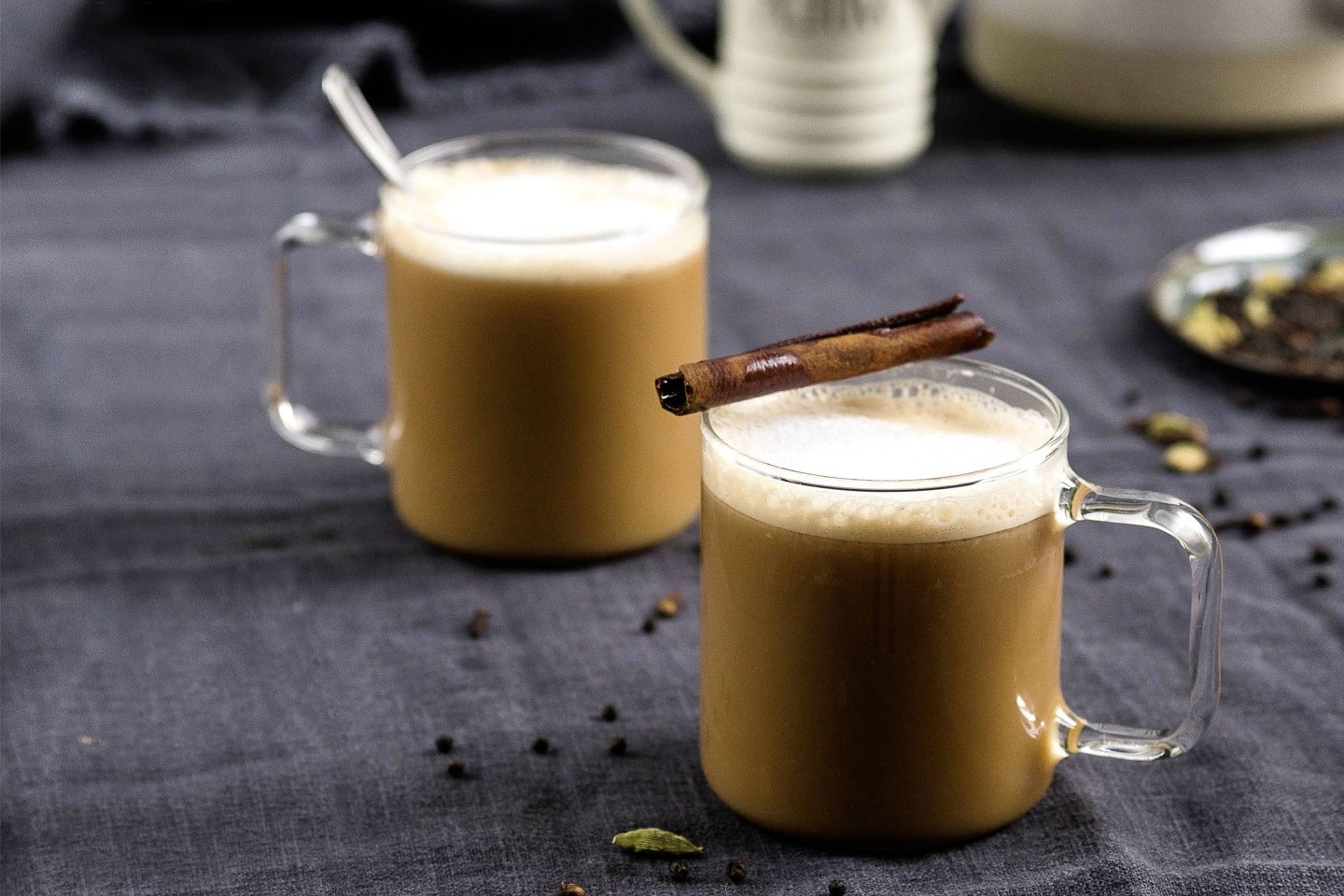 Cashew-Chai-Latte mit Zimtstange