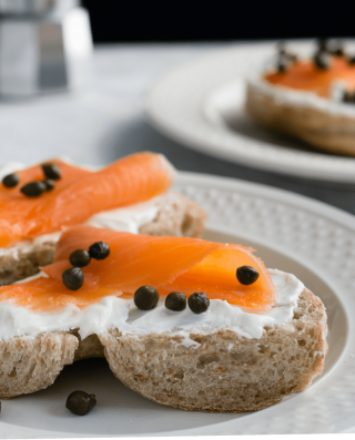 Bagel mit Frischkäse, Lachs und grünem Pfeffer