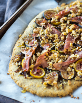 selbstgemachte Pizza mit Feigen und Prosciutto
